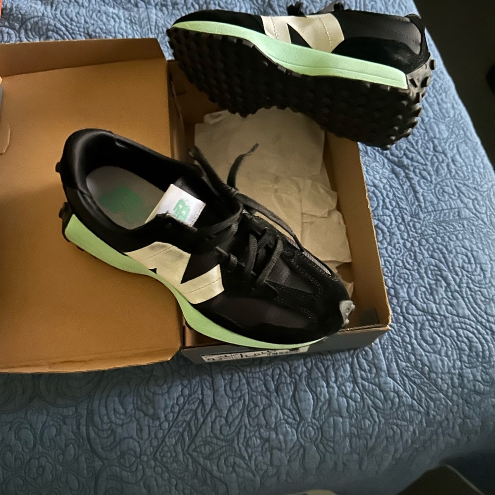 New Balance 327 Black and Mint Sneakers Womens 7